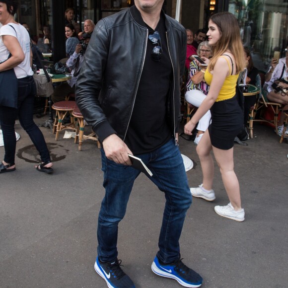 Gad Elmaleh quitte le café de Flore après avoir croisé Katy Perry à Paris le 30 mai 2018.