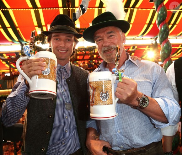 Arnold Schwarzenegger et son fils Patrick Schwarzenegger à la "Fête de la Bière 2018 (Oktobertfest)" de Munich, le 22 septembre 2018.