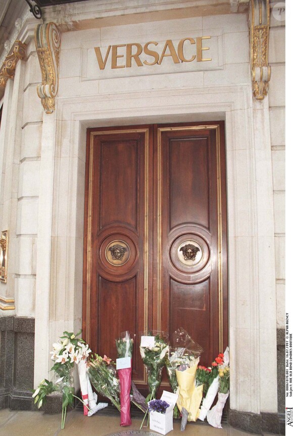 Hommage à Gianni Versace à Londres. Juillet 1997.