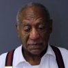 Mugshot de Bill Cosby du tribunal correctionnel de Montgomery en Pennsylvanie. Bill Cosby a été condamné à une peine de 3 à 10 ans d'emprisonnement. Il pourra formuler une demande de libération conditionnelle après au moins trois ans de détention, requête qui sera examinée par une commission spéciale. Si elle est rejetée, il pourra renouveler sa requête mais sera susceptible, si toutes ses demandes sont rejetées, de passer 10 ans en prison au total. Dès le prononcé, le principal avocat du créateur et protagoniste du Cosby Show a indiqué qu'il allait faire appel, et demandé que son client soit laissé en liberté sous caution dans l'attente de l'examen de cet appel. Une demande rejetée par le magistrat. Immédiatement après, Bill Cosby est sorti menotté de la salle d'audience, en bras de chemise et portant ses célèbres bretelles... Le 25 septembre 2018