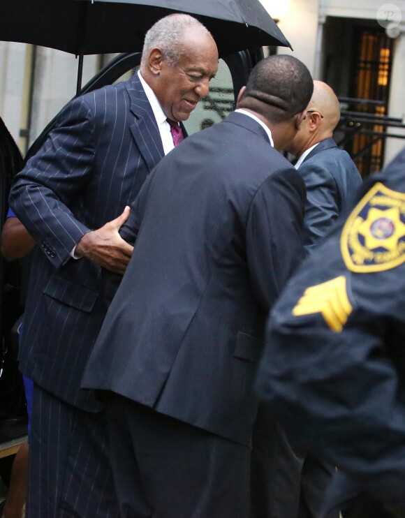 Bill Cosby arrive sous la pluie à son 2ème procès pour agression sexuelle au tribunal de Norristown en Pennsylvanie. Bill Cosby a été condamné à une peine de 3 à 10 ans d'emprisonnement. Il pourra formuler une demande de libération conditionnelle après au moins trois ans de détention, requête qui sera examinée par une commission spéciale. Si elle est rejetée, il pourra renouveler sa requête mais sera susceptible, si toutes ses demandes sont rejetées, de passer 10 ans en prison au total. Dès le prononcé, le principal avocat du créateur et protagoniste du Cosby Show a indiqué qu'il allait faire appel, et demandé que son client soit laissé en liberté sous caution dans l'attente de l'examen de cet appel. Une demande rejetée par le magistrat. Immédiatement après, Bill Cosby est sorti menotté de la salle d'audience, en bras de chemise et portant ses célèbres bretelles... Le 25 septembre 2018