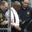 Bill Cosby, menotté, quitte le tribunal après avoir été condamné de trois à dix années de prison après avoir été reconnu coupable du viol d'Andrea Constand à Norristown, Pennsylvanie, le 25 septembre 2018.