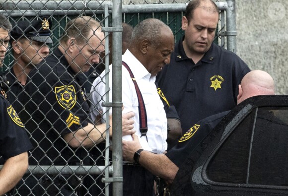 Bill Cosby, menotté, quitte le tribunal après avoir été condamné de trois à dix années de prison après avoir été reconnu coupable du viol d'Andrea Constand à Norristown, Pennsylvanie, le 25 septembre 2018.