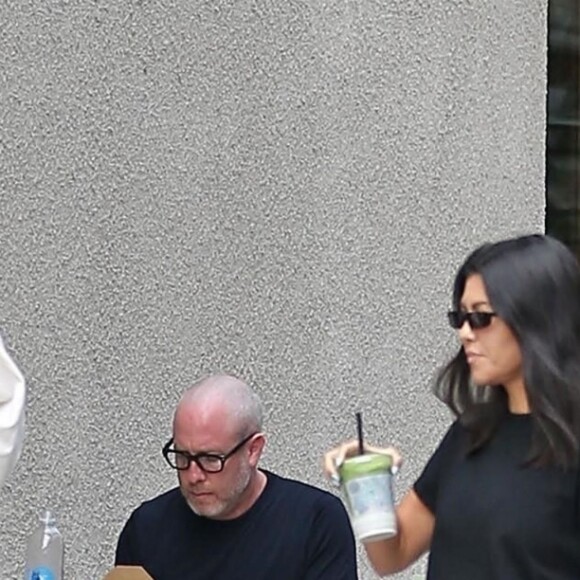 Exclusif - Kourtney Kardashian se balade avec Fai Khadra à West Hollywood le 25 septembre 2018
