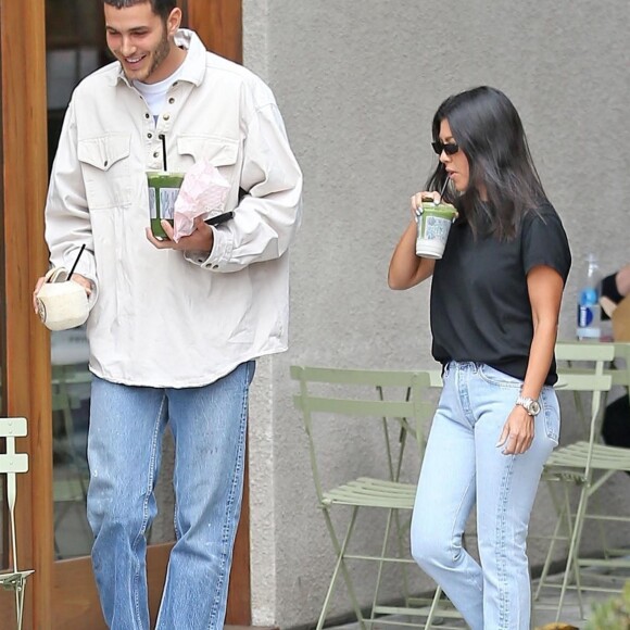 Exclusif - Kourtney Kardashian se balade avec Fai Khadra à West Hollywood le 25 septembre 2018
