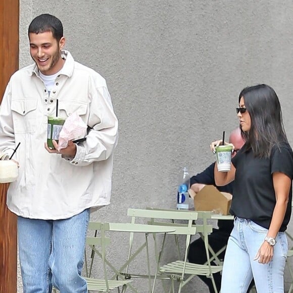 Exclusif - Kourtney Kardashian se balade avec Fai Khadra à West Hollywood le 25 septembre 2018