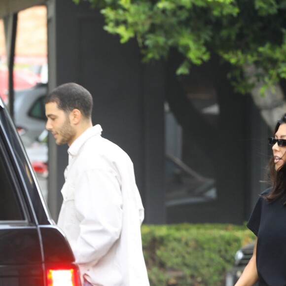 Kourtney Kardashian se balade avec Fai Khadra à West Hollywood le 25 septembre 2018