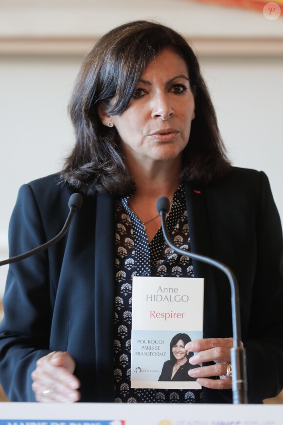Anne Hidalgo présente son livre "Respirer" à sortir cette semaine - Anne Hidalgo reçoit le prix de la fondation Européenne du poumon à l'Hôtel de ville de Paris, le 19 septembre 2018 © CVS/Bestimage
