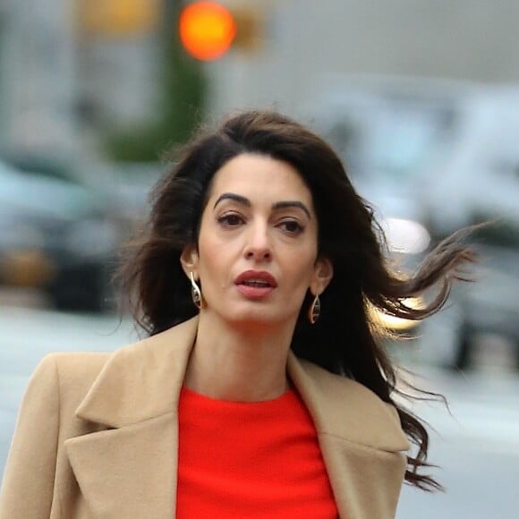 Amal Clooney arrive au pas de course aux Nations Unies à New York le 28 septembre 2018.