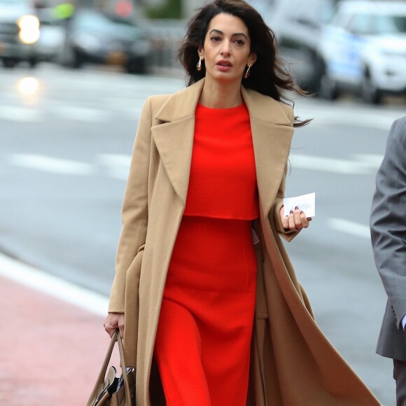 Amal Clooney arrive au pas de course aux Nations Unies à New York le 28 septembre 2018.