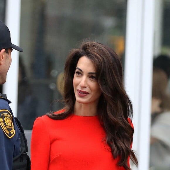 Amal Clooney arrive au pas de course aux Nations Unies à New York le 28 septembre 2018.