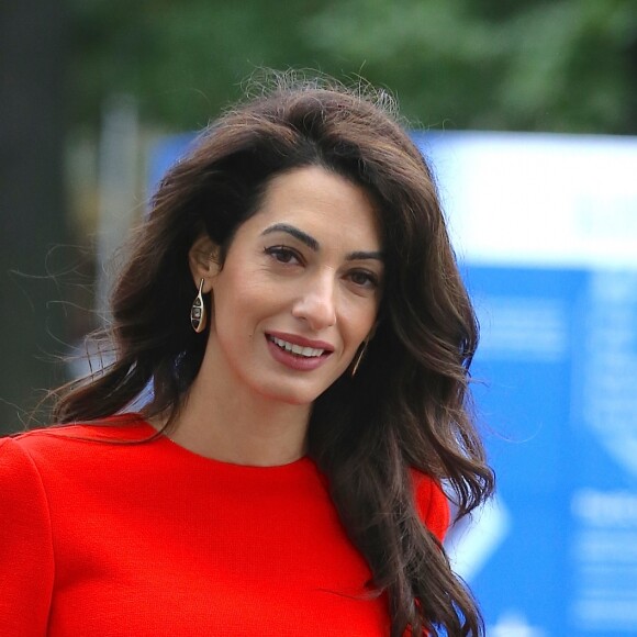Amal Clooney arrive au pas de course aux Nations Unies à New York le 28 septembre 2018.