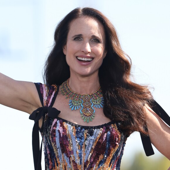 Andie MacDowell - Défilé L'Oréal Paris 2018 sur la Seine le 30 septembre 2018. © Cyril Moreau / Olivier Borde / Bestimage