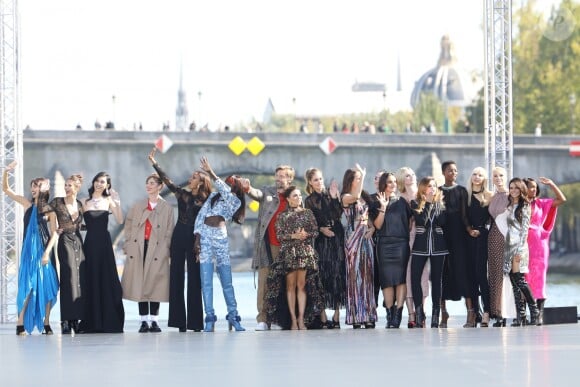 Eva Longoria, Elle Fanning, Louise Bourgoin - Défilé L'Oréal Paris 2018 sur la Seine le 30 septembre 2018. © Cyril Moreau / Olivier Borde / Bestimage
