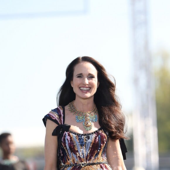 Andie MacDowell - Défilé L'Oréal Paris 2018 sur la Seine le 30 septembre 2018. © Cyril Moreau / Olivier Borde / Bestimage