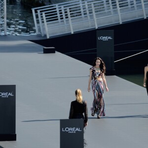 Andie MacDowell - Ambiance lors du défilé L'Oréal Paris 2018 sur la Seine à Paris le 30 septembre 2018. © Veeren-CVS/Bestimage