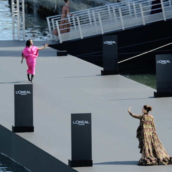 Eva Longoria - Ambiance lors du défilé L'Oréal Paris 2018 sur la Seine à Paris le 30 septembre 2018. © Veeren-CVS/Bestimage