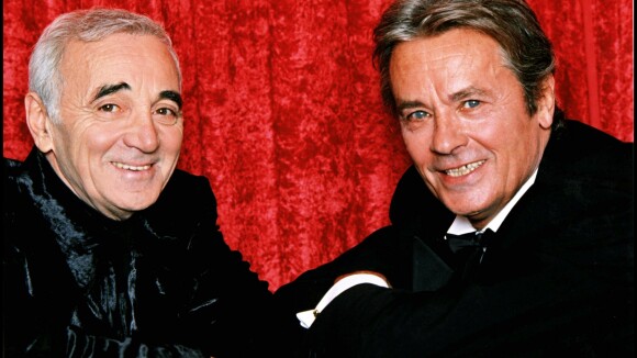 Alain Delon, "fracassé", prend la mort de Charles Aznavour "en pleine gueule"