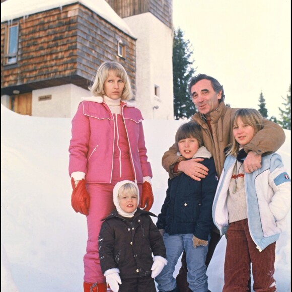 "CHARLES AZNAVOUR" SA FEMME ULLA ET LEURS ENFANT - "RENDEZ VOUS" HOMME CHANTEUR "PLEIN PIED" FEMININ ENFANT FILLE FILS NEIGE23/01/1976 - 