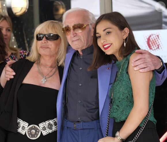 Charles Aznavour avec sa petite-fille Leila (chemisier vert) et sa fille Seda (robe noire et ceinture blanche) lors de la remise de son étoile sur le Hollywood Walk of Fame à Los Angeles, le 24 août 2017. © Ringo Chiu via Zuma Press/Bestimage24/08/2017 - Los Angeles