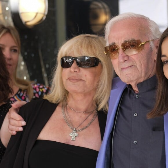 Charles Aznavour avec sa petite-fille Leila (chemisier vert) et sa fille Seda (robe noire et ceinture blanche) lors de la remise de son étoile sur le Hollywood Walk of Fame à Los Angeles, le 24 août 2017. © Ringo Chiu via Zuma Press/Bestimage24/08/2017 - Los Angeles