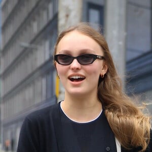 Lily Rose Depp se promène avec une amie dans les rues de New York City, New York, Etats-Unis, le 8 septembre 2018.