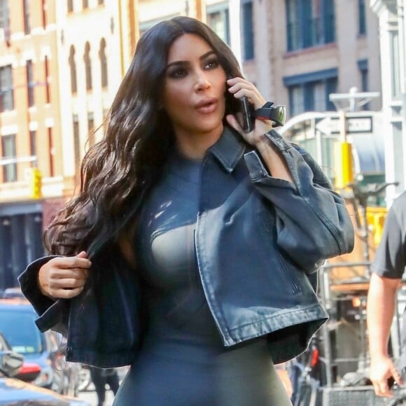 Kim Kardashian porte une combinaison pantalon en latex noir mat dans les rues de New York, le 30 septembre 2018