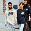 Bella Hadid sort de son domicile au Four Seasons Residences accompagnée de son compagnon The Weeknd à New York, le 3 octobre 2018.