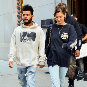 Bella Hadid sort de son domicile au Four Seasons Residences accompagnée de son compagnon The Weeknd à New York, le 3 octobre 2018.
