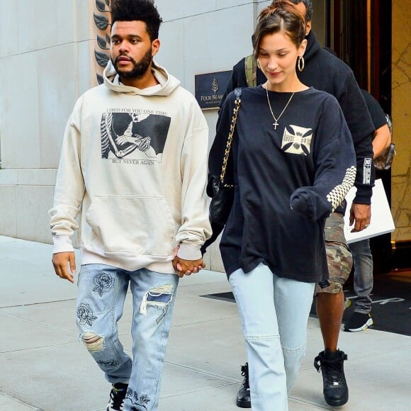 Bella Hadid sort de son domicile au Four Seasons Residences accompagnée de son compagnon The Weeknd à New York, le 3 octobre 2018.