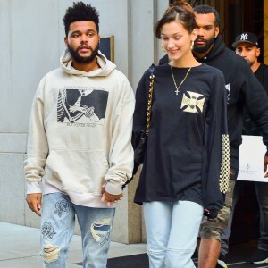 Bella Hadid sort de son domicile au Four Seasons Residences accompagnée de son compagnon The Weeknd à New York, le 3 octobre 2018.