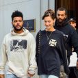 Bella Hadid sort de son domicile au Four Seasons Residences accompagnée de son compagnon The Weeknd à New York, le 3 octobre 2018.