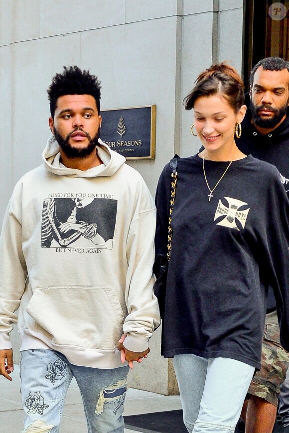 Bella Hadid sort de son domicile au Four Seasons Residences accompagnée de son compagnon The Weeknd à New York, le 3 octobre 2018.