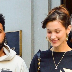 Bella Hadid sort de son domicile au Four Seasons Residences accompagnée de son compagnon The Weeknd à New York, le 3 octobre 2018.