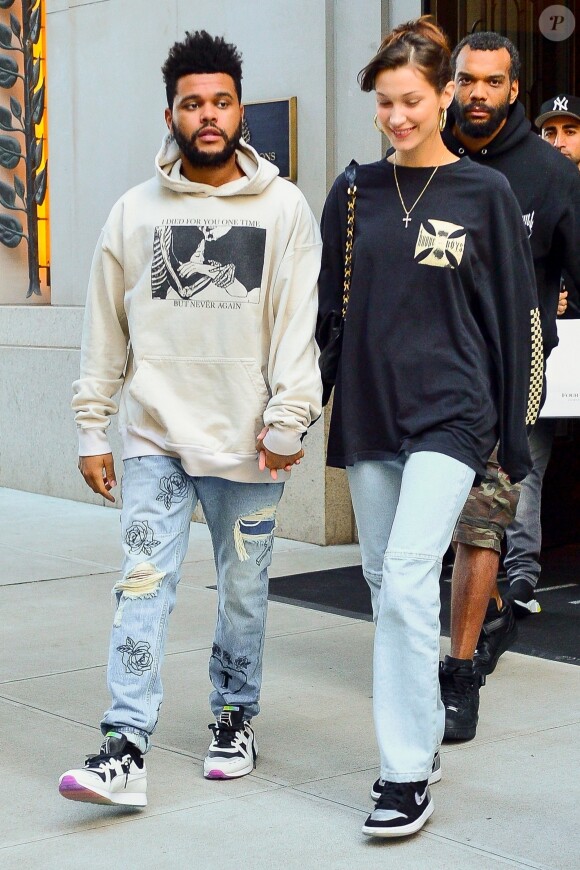 Bella Hadid sort de son domicile au Four Seasons Residences accompagnée de son compagnon The Weeknd à New York, le 3 octobre 2018.