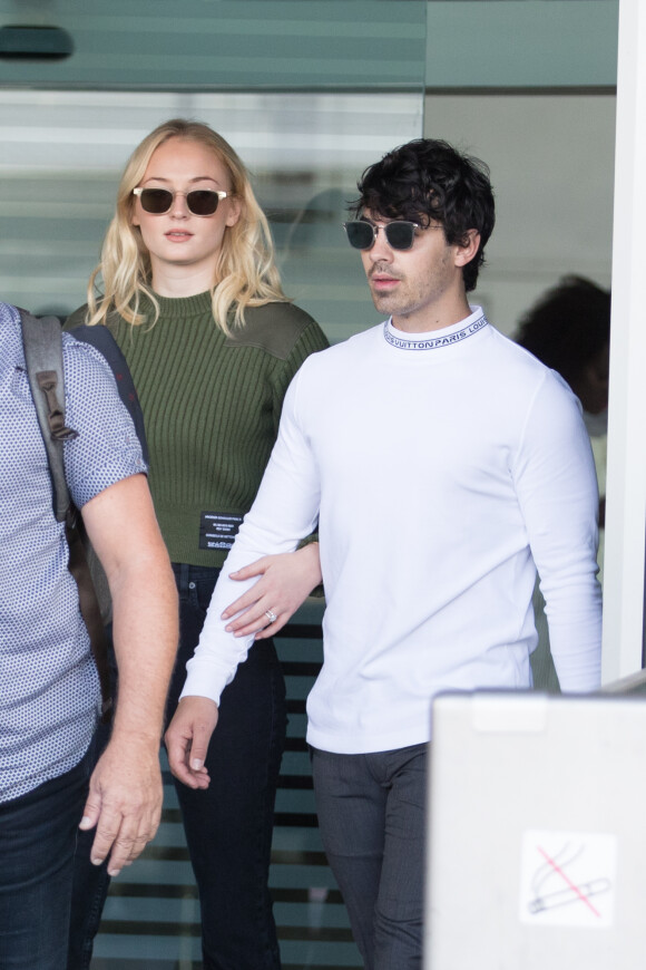 Exclusif - Joe Jonas et sa fiancée Sophie Turner arrivent à l'aéroport Paris CDG à Roissy en France le 1er octobre 2018.