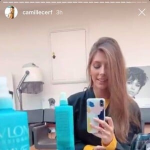 Camille Cerf devient brune chez le coiffeur, le 11 octobre 2018.