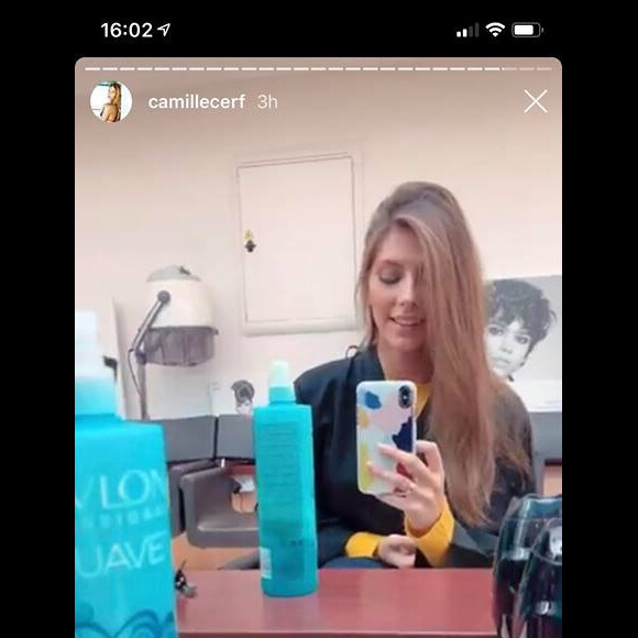 Camille Cerf devient brune chez le coiffeur, le 11 octobre 2018.