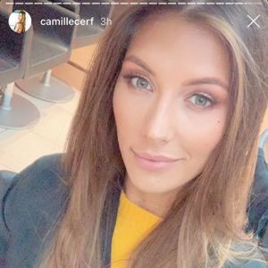 Camille Cerf devient brune chez le coiffeur, le 11 octobre 2018.