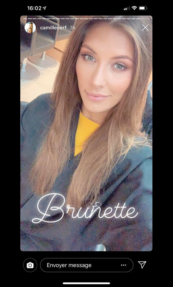 Camille Cerf devient brune chez le coiffeur, le 11 octobre 2018.