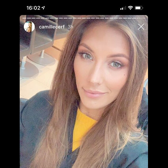 Camille Cerf devient brune chez le coiffeur, le 11 octobre 2018.