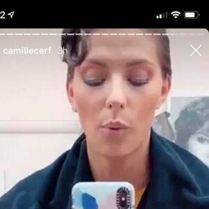 Camille Cerf devient brune chez le coiffeur, le 11 octobre 2018.