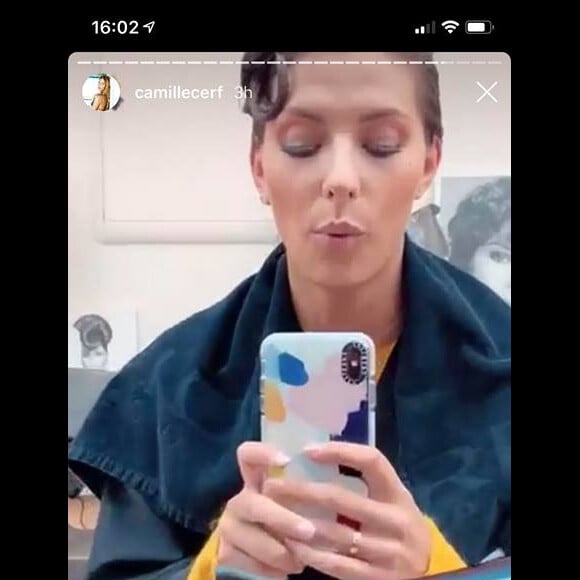 Camille Cerf devient brune chez le coiffeur, le 11 octobre 2018.