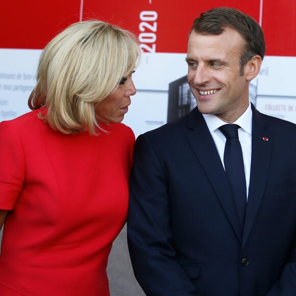 Le président de la République française Emmanuel Macron et sa femme la première dame Brigitte Macron visitent la Maison Charles-Aznavour à Erevan, Arménie, le 11 octobre 2018. © Dominique Jacovides/Bestimage