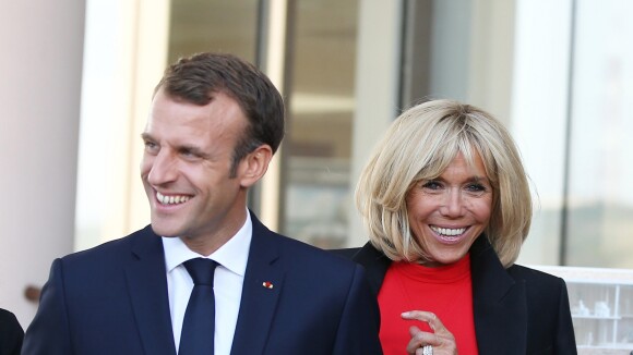 Brigitte et Emmanuel Macron : Complices, ils participent à une danse folklorique