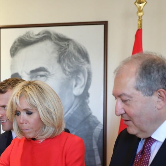 Le président de la République française Emmanuel Macron, sa femme la Première Dame Brigitte Macron, Nicolas Aznavour (Fils de Charles Aznavour), sa femme Kristina Sarkisyan et le président de la république d'Arménie Armen Sarkissian - Le président de la République française et sa femme la Première Dame visitent la Maison Charles-Aznavour à Erevan, Arménie, le 11 octobre 2018. © Dominique Jacovides/Bestimage