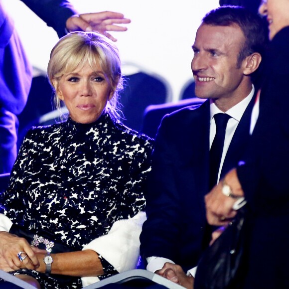 Le président de la République française Emmanuel Macron et sa femme la première dame Brigitte Macron assistent au concert en hommage à Charles Aznavour sur la place de la Répulique à Erevan, Arménie, le 11 octobre 2018. © Dominique Jacovides/Bestimage