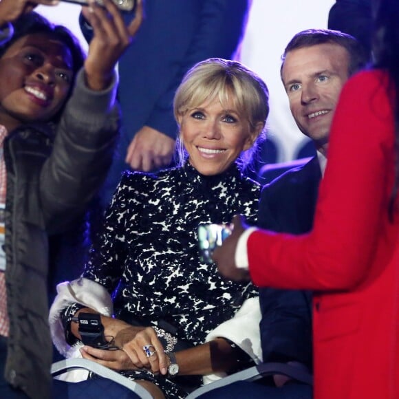 Le président de la République française Emmanuel Macron et sa femme la première dame Brigitte Macron assistent au concert en hommage à Charles Aznavour sur la place de la Répulique à Erevan, Arménie, le 11 octobre 2018. © Dominique Jacovides/Bestimage