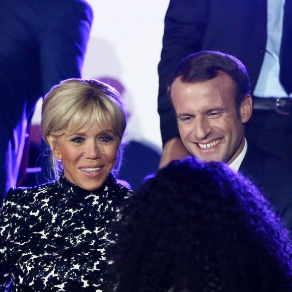 Le président de la République française Emmanuel Macron et sa femme la première dame Brigitte Macron assistent au concert en hommage à Charles Aznavour sur la place de la Répulique à Erevan, Arménie, le 11 octobre 2018. © Dominique Jacovides/Bestimage