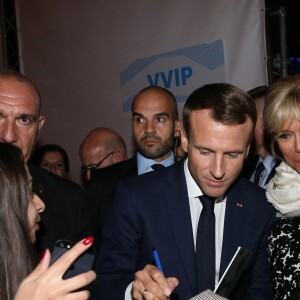 Le président de la République française Emmanuel Macron et sa femme la première dame Brigitte Macronassistent au concert en hommage à Charles Aznavour sur la place de la Répulique à Erevan, Arménie, le 11 octobre 2018. © Dominique Jacovides/Bestimage